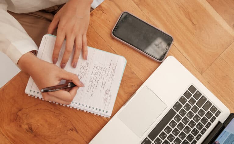 Entrepreneure qui prend des notes pour savoir comment faire un audit SEO